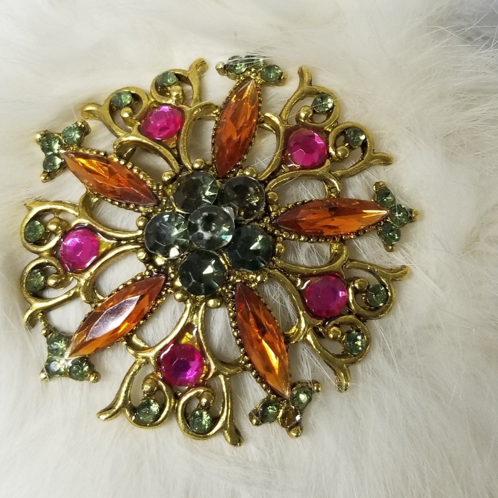 Stunning brooch with colored rhinestones